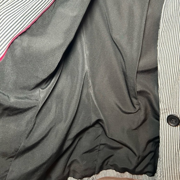 Banana Republic Women’s Fitted Seersucker Blazer- Navy/White Pinstripes/ Size 6 - Picture 5 of 7